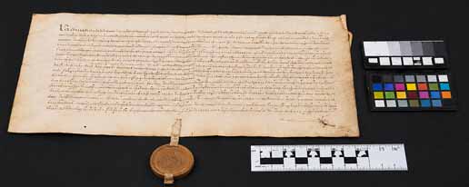 Historische Urkunde mit Siegel, Farbchecker und Maßstab bei der Digitalisierung