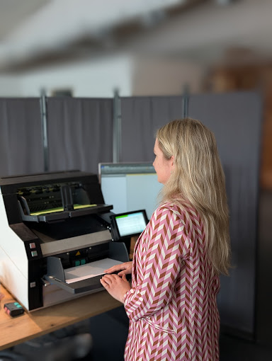 Scanservice von Alphapreis mit Produktionsscanner und vorbereiteten Dokumenten